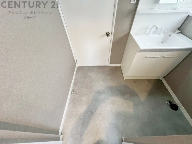 衣服の収納や脱ぎ着や整理整頓がしやすく、湿った衣類を乾燥させるスペースがありカビや臭いの発生を防ぎます。床の汚れを他の部屋に持ち込まず清潔を保つことができます。また快適な入浴環境の整備にも役立ちます。