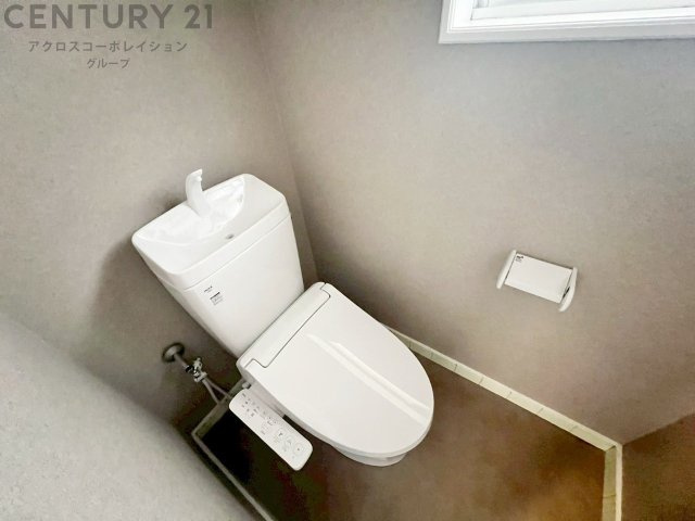 温水洗浄便座付トイレは温水洗浄機能により、暖かい水でおしりを洗浄することができ、冷たい水を使う従来の便座に比べ、温水洗浄機能で暖かいトイレを提供し、快適な使用を可能にします。