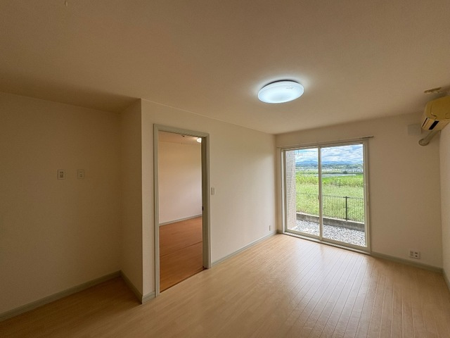 アクアB棟の居間・リビング|※同タイプの部屋写真です