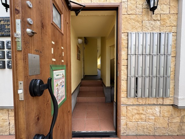 メゾンダイコー石橋のエントランス