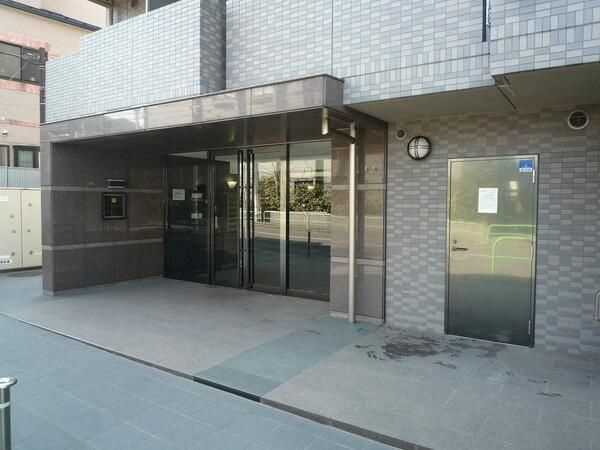 ルーブル都立家政弐番館のエントランス