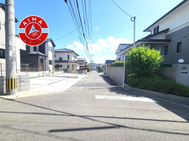 福岡市東区青葉6丁目第1-2棟（B号棟）の前面道路含む現地写真|前面道路は閑静な住宅地をはしる車通りの少ない道路。お車の出し入れが苦手なママや小さなお子様にも安心ですね。しっかり舗装もされているので、ベビーカーや自転車で通っても快適に通行できます。