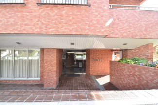 【エントランス】 | お客様を、そして住人を出迎えてくれるマンションのエントランス。ゴミが落ちていないことからも、管理状態の良さや住民の節度の高さが見て取れます。～即日のご見学可能～　お問合せはお気軽にどうぞ。
