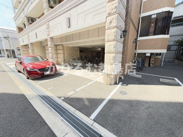 LUXE都島Ⅲの駐車場