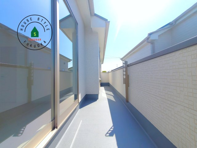 福岡市東区青葉6丁目第1-2棟（A号棟）の外観：施工例|風をしっかりと感じられるバルコニーでは、毎日が洗濯日和です。広々としているので洗濯も楽しくなるでしょうし、気分転換にバルコニーからの眺めを楽しむのもいいでしょう。