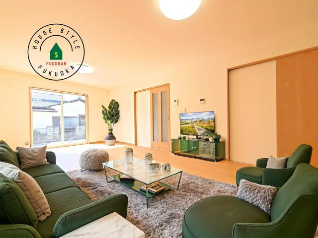 福岡市東区青葉6丁目第1-2棟（A号棟）の内観：施工例|明るく開放的なリビングダイニングは豊かな陽光が注ぎ込み、やすらぎの空間を演出してくれます。ご家族で楽しいひとときをお過ごし下さい。※家具はCGを合成したものです。