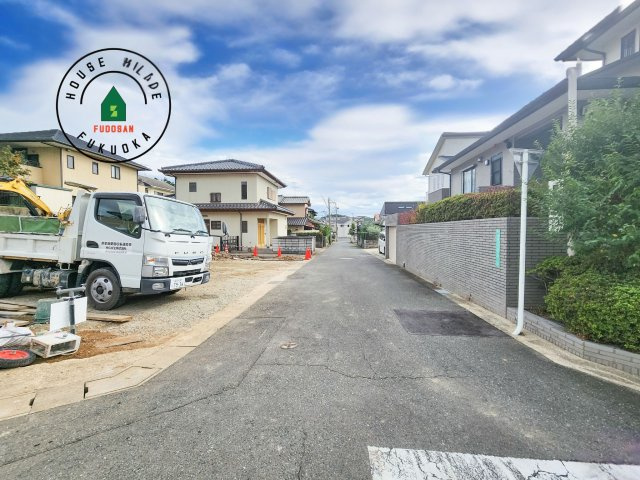 福岡市東区青葉6丁目第1-2棟（A号棟）の前面道路含む現地写真|前面道路は閑静な住宅地をはしる車通りの少ない道路。お車の出し入れが苦手なママや小さなお子様にも安心ですね。しっかり舗装もされているので、ベビーカーや自転車で通っても快適に通行できます。
