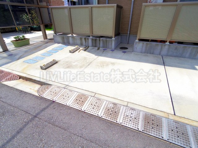 テイクホームズの駐車場