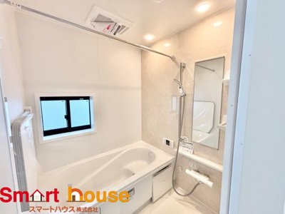 【浴室】 | 相模原市中央区宮下本町　新築３棟 | 一日の疲れを癒してくれる場所なので、快適に過ごして頂く為にゆったりサイズのバスタブを用意しました。是非半身浴をお楽しみ下さい。空気が籠らない様に小窓も設置しております。