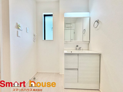 【独立洗面台】 | 相模原市中央区宮下本町　新築３棟 | ゆとりの洗面スペースで朝の身支度も快適スムーズに。３面鏡で髪のセットやお化粧もストレスなくこなせ、朝から気分良く通勤通学に向かえそうですね！鏡の裏にはたっぷりと収納スペースを標準装備！