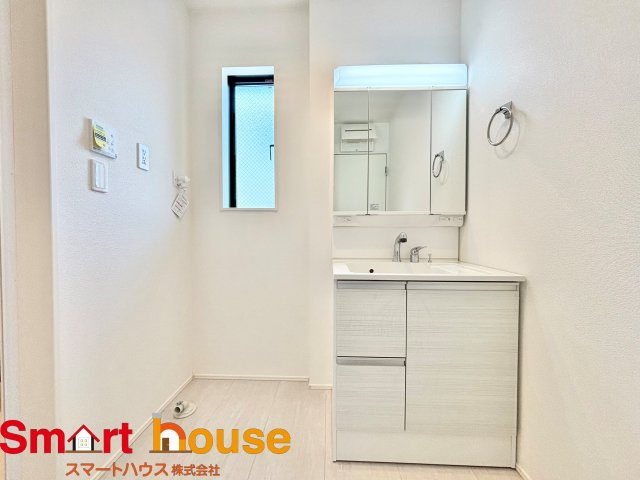 【独立洗面台】 | 相模原市中央区宮下本町　新築３棟 | ゆとりの洗面スペースで朝の身支度も快適スムーズに。３面鏡で髪のセットやお化粧もストレスなくこなせ、朝から気分良く通勤通学に向かえそうですね！鏡の裏にはたっぷりと収納スペースを標準装備！