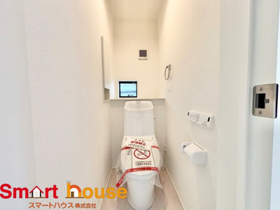 【トイレ】 | 相模原市中央区宮下本町　新築３棟 | 節水型でエコなトイレには、今では当たり前のウォシュレット付き。便座を温める機能もついていて、居心地良くてトイレから出られなくなるかも！換気用に換気扇はもちろん、窓も着いているので常に快適ですね♪