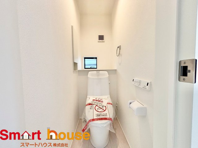 【トイレ】 | 相模原市中央区宮下本町　新築３棟 | 節水型でエコなトイレには、今では当たり前のウォシュレット付き。便座を温める機能もついていて、居心地良くてトイレから出られなくなるかも！換気用に換気扇はもちろん、窓も着いているので常に快適ですね♪