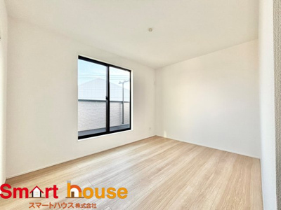 【洋室】 | 相模原市中央区宮下本町　新築３棟 | 大きな窓からたっぷりの日差しが降り注ぐ明るい室内です。気持ちの良い朝日を受けて、目覚めの良い健康的な朝を迎えられそうです。 