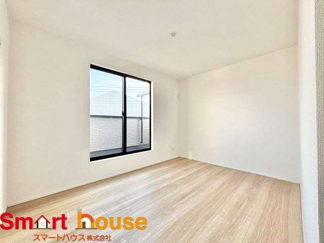 【洋室】 | 相模原市中央区宮下本町　新築３棟 | 大きな窓からたっぷりの日差しが降り注ぐ明るい室内です。気持ちの良い朝日を受けて、目覚めの良い健康的な朝を迎えられそうです。 