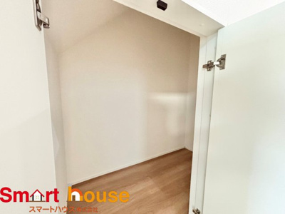 【収納】 | 相模原市中央区宮下本町　新築３棟 | 階段の下すらも収納にしてしまうハイセンス！
デッドスペースを一切作らず、有効活用する貴重な収納！
収納ボックスなどを配置して使えば、多様な使い方が出来、収納の幅が広がります！