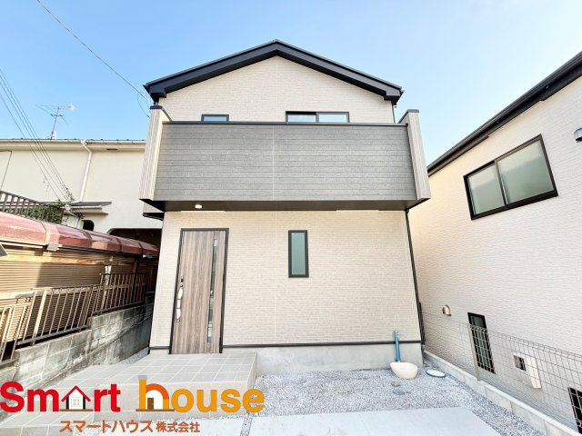 【外観】 | 相模原市中央区宮下本町　新築３棟 | オシャレな外観は、人の目を引くだけではなく自慢したくなりますね！植木を置いたりアレンジは、自由です。自分の好みに仕上げましょう♪