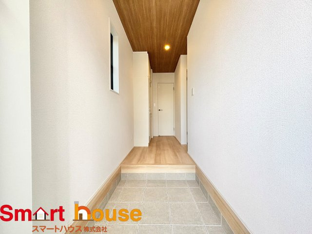 【玄関】 | 相模原市中央区宮下本町　新築３棟 | 玄関から見た家の中です！