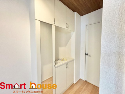 【玄関】 | 相模原市中央区宮下本町　新築３棟 | 出勤前の身支度チェックに欠かせない姿見を玄関に備え付けました。気持ちの良い一日の始まりは笑顔でスタート