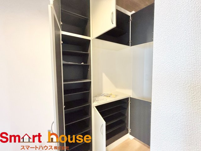 【収納】 | 相模原市中央区宮下本町　新築３棟 | 大型のシューズボックスがあるだけで靴を収集している方も大家族でも安心！
置きっぱなしの靴を収納できるので玄関がスッキリ！