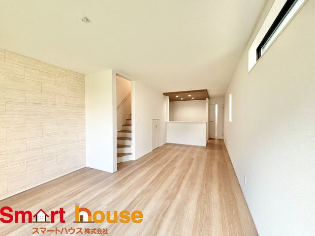 【居間・リビング】 | 相模原市中央区宮下本町　新築３棟 | 導線もしっかりと取れている間取りなので、ダイニングテーブルやソファー、ローテーブルなどの家具もしっかりと配置できます。ゆったりとした広さの空間でご家族だんらんの時間をお過ごしください。