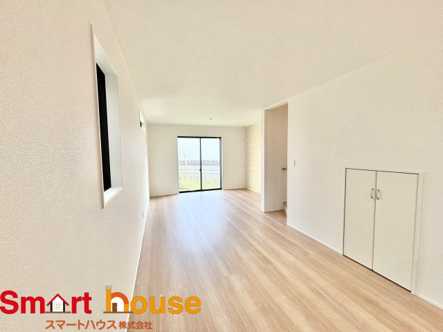 【居間・リビング】 | 相模原市中央区宮下本町　新築３棟 | 大切なご家族が集まるからこそＬＤＫはこだわりたい！休日はおひさまの光をたっぷりと取りこめるリビングでゆったりと過ごしませんか？子供たちが元気に笑いながら走り回っても十分な広さの空間です。