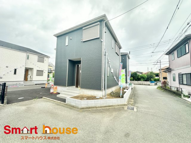 相模原市緑区上九沢第22　新築3棟の前面道路含む現地写真|外壁が周囲の街並みと青空に生えるお洒落な仕上がり！周囲には高い建物のないエリア。青い空が大きく感じますね。