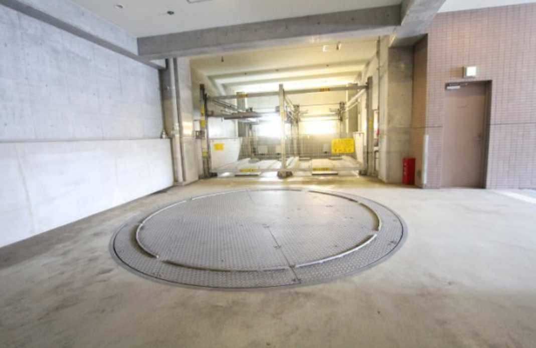 プライムアーバン用賀　ペット相談　角部屋　オートロックの駐車場