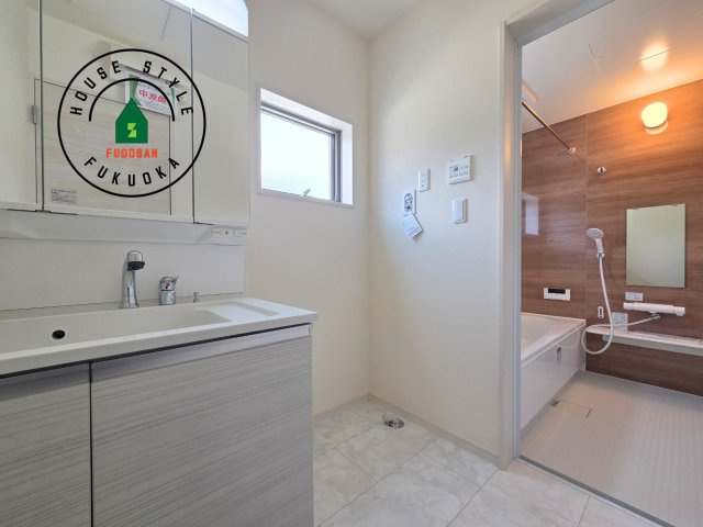 糟屋郡篠栗町庄6丁目第1-1棟（1号棟）の内観：施工例|ゆとりの洗面スペースで朝の身支度もスムーズに。暮らしを快適に変えるシャワー付洗面台です！