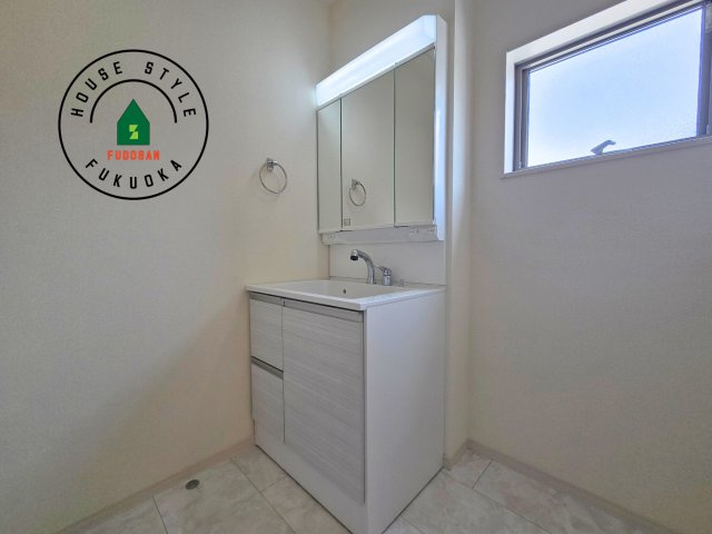 糟屋郡篠栗町庄6丁目第1-1棟（1号棟）の内観：施工例|毎日使うものだから清潔な空間を保ちたい水回り。洗面にはそんな願いを解消させてくれる収納アイデアが満載です。三面鏡の裏側にはキャビネットが現れ小物から背の高い物まで収納できます。