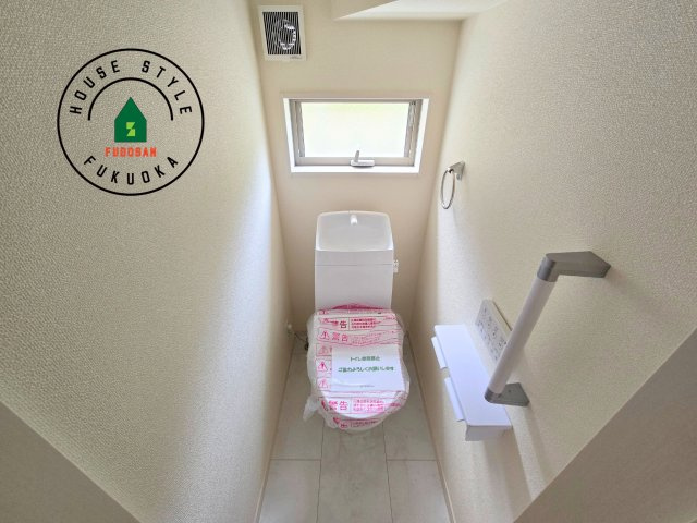 糟屋郡篠栗町庄6丁目第1-1棟（1号棟）の内観：施工例|温水洗浄便座を完備しております。2ヶ所にトイレがあるのは朝の慌ただしい時間も安心です。