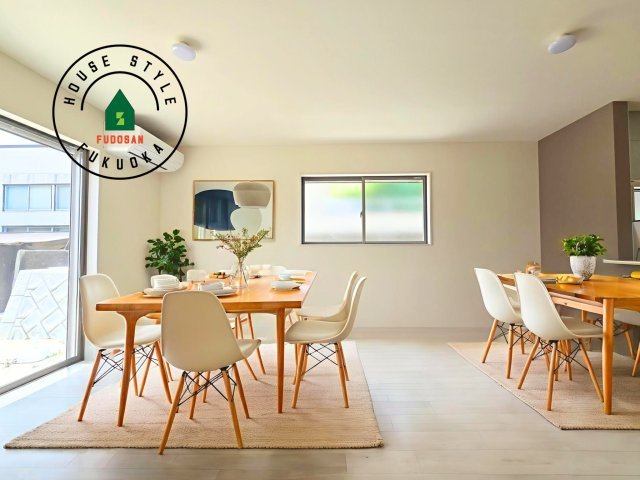 糟屋郡篠栗町庄6丁目第1-1棟（1号棟）の内観：施工例|明るく開放的なリビングダイニングは豊かな陽光が注ぎ込み、やすらぎの空間を演出してくれます。ご家族で楽しいひとときをお過ごし下さい。※家具はCGを合成したものです。