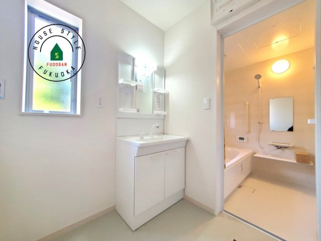 福岡市東区青葉6丁目第1-2棟（B号棟）の内観：施工例|毎日使うものだから清潔な空間を保ちたい水回り。洗面にはそんな願いを解消させてくれる収納アイデアが満載です。三面鏡の裏側にはキャビネットが現れ小物から背の高い物まで収納できます。