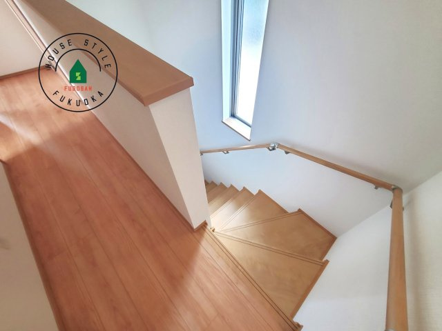 福岡市東区青葉6丁目第1-2棟（B号棟）の内観：施工例|＜手すり付階段＞手すりがないと階段の昇り降りで危険なことはもちろん、壁に手をつきながら歩くことで壁紙が汚れやすくなります。すべての方に快適に昇り降りしていただくため、手すりを設置しました。