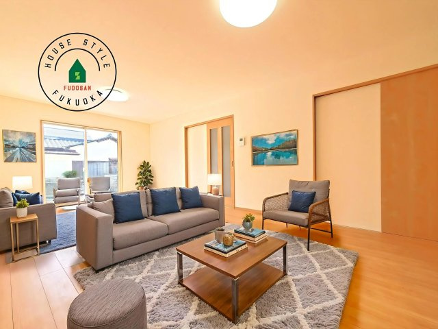 福岡市東区青葉6丁目第1-2棟（B号棟）の内観：施工例|明るく開放的なリビングダイニングは豊かな陽光が注ぎ込み、やすらぎの空間を演出してくれます。ご家族で楽しいひとときをお過ごし下さい。※家具はCGを合成したものです。