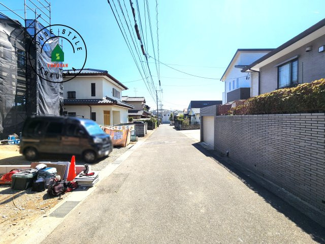 福岡市東区青葉6丁目第1-2棟（B号棟）の前面道路含む現地写真|前面道路は閑静な住宅地をはしる車通りの少ない道路。お車の出し入れが苦手なママや小さなお子様にも安心ですね。しっかり舗装もされているので、ベビーカーや自転車で通っても快適に通行できます。