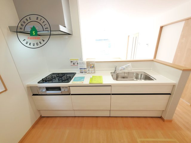 福岡市東区青葉6丁目第1-2棟（B号棟）の内観：施工例|ご家族を近くに感じられる対面キッチンのLDK。会話もはずみそうですね。