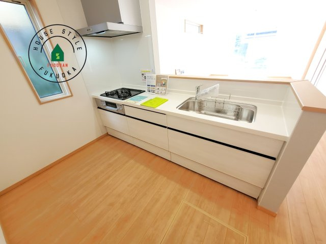 福岡市東区青葉6丁目第1-2棟（B号棟）の内観：施工例|ダイニングテーブルへの配膳がラクラク、お料理はかどるカウンター付きシステムキッチン！