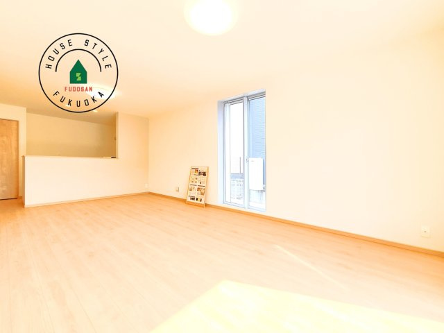 福岡市東区青葉6丁目第1-2棟（A号棟）の内観：施工例|キッチンからリビングをしっかり確認できます。家族の笑顔があふれる空間になりそうですね。同社