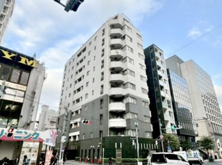 【外観】 | 陽光浴びる外観がシンプルな外観をより際立たせ、人々の記憶に存在感を植え付けます。