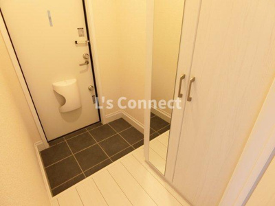 【玄関】 | ＳＯＬ・ＴＥＬＬＡＺＡ | 背の高い下駄箱には鏡付きで身だしなみチェック。