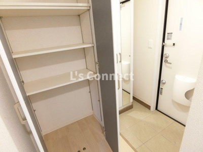 【玄関】 | シャルマンヴィラ吉岡 | 玄関収納付き。