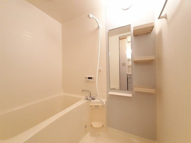 プルミエ・アムールⅡの浴室|日々の疲れを癒すお風呂付です