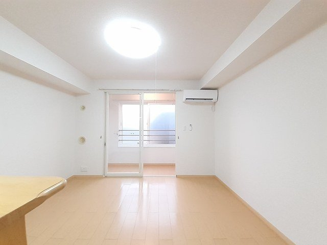 フルールⅡの居間・リビング|こちらの居間で趣味の時間をお楽しみください