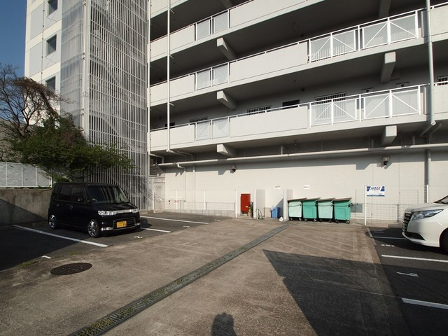 サニーコート西真美の駐車場