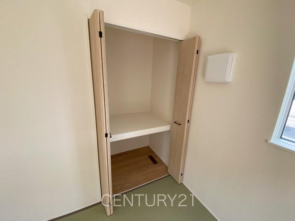 前橋市南町24-1（2号棟）の収納|和室の収納はお布団も収納し易い仕切り棚付きです。