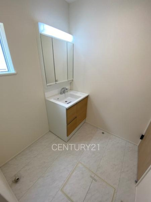 【独立洗面台】 | 前橋市南町24-1（2号棟） | 三面鏡付きの洗面台には鏡の裏に収納があり、すっきり片付けられます。
洗髪も可能な伸縮機能つきシャワーヘッドです。