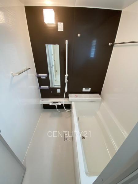 前橋市南町24-1（2号棟）の浴室|ゆったりと寛げる大型バスタブ。
足を伸ばしたまま入浴可能です。
浴室乾燥機付きで天候が悪い日でも洗濯をして衣類を乾燥させることができます。