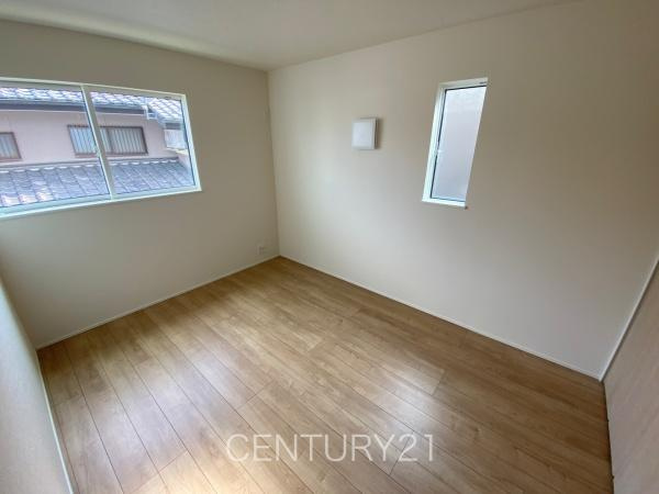 前橋市南町24-1（2号棟）の洋室|２面採光の明るい洋室です。