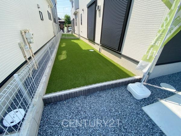 前橋市南町24-1（2号棟）の庭|人口柴を設置